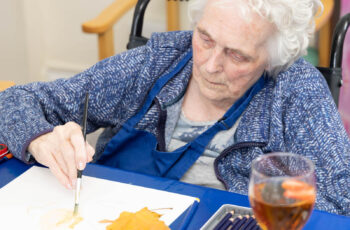 Painting an autumnal leaf