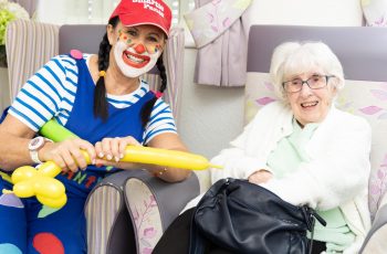 Smartie Pants showing off her balloon making skills